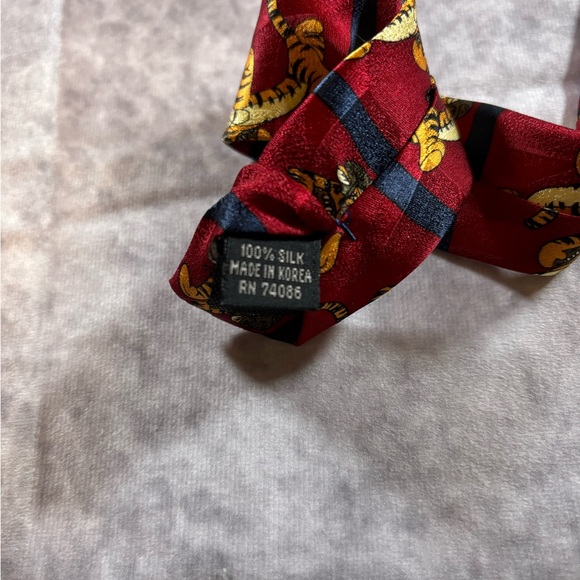 Pooh 100 Acre Collection Tigger Necktie Red Silk - Picture 4 of 4